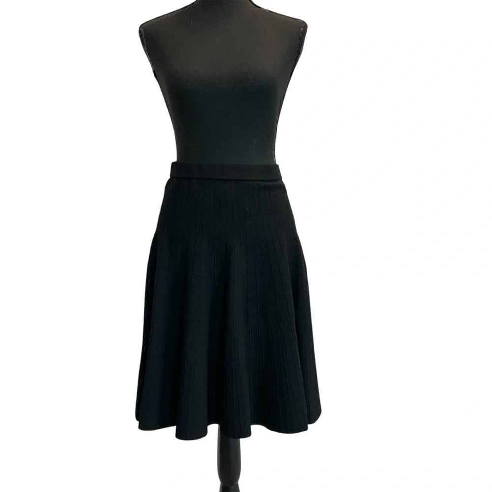 Black knit A-line mini skirt Sz M classy flowy stretchy pull-on - Picture 1 of 14
